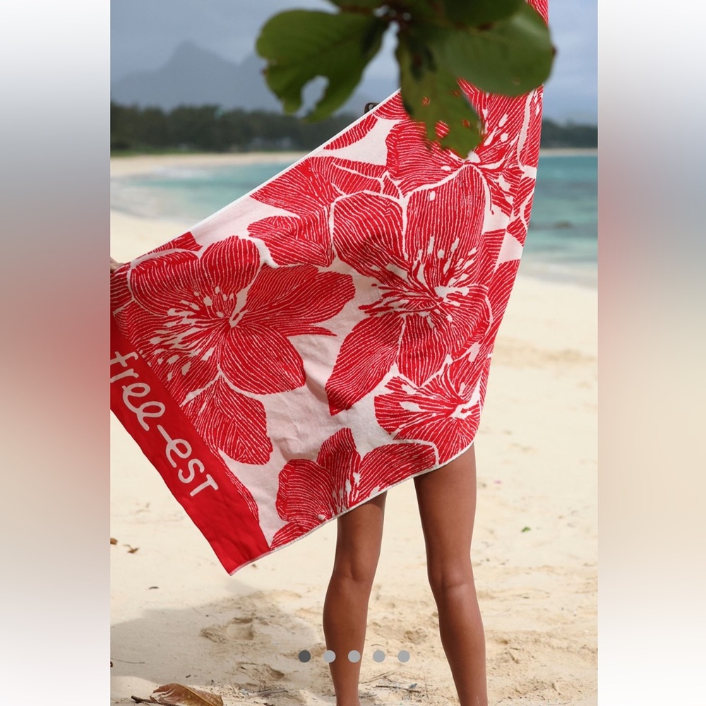 NWT Free People free-est Coastal Wildflower
Beach Towel Red Hibiscus Hawaii